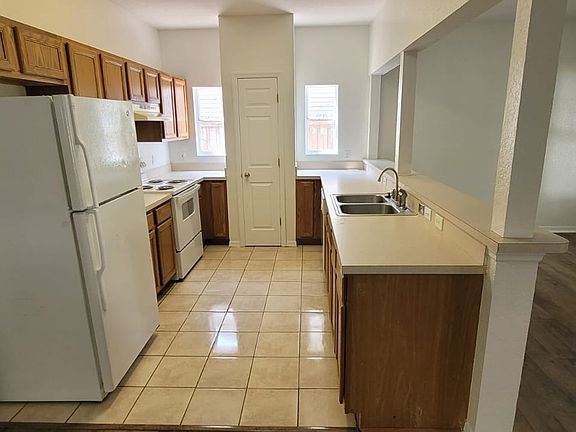 3rd image of 1004 Park Central Cir