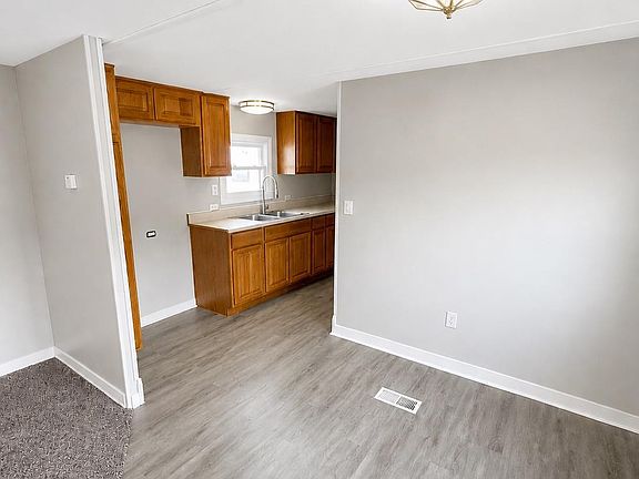 5th image of 107 Foxpointe Ct