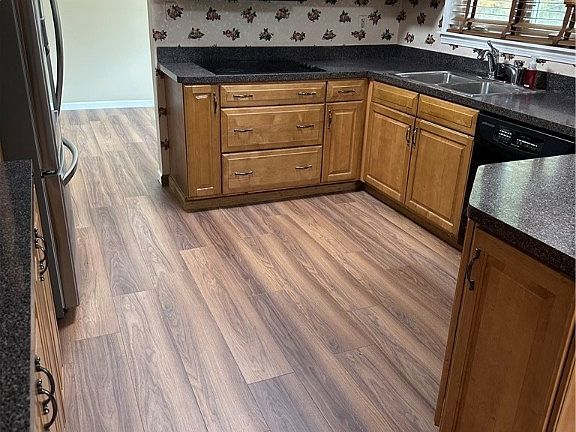 5th image of 472 Jeannette Dr