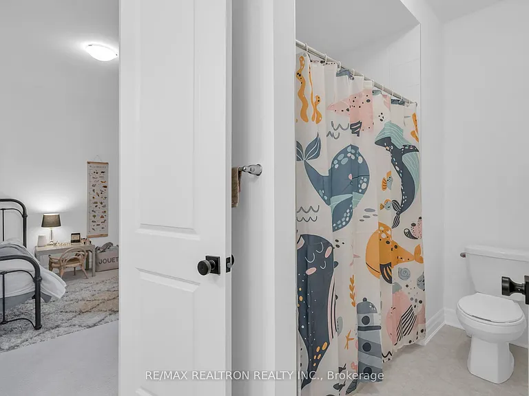 669 Newlove St — Photo 38