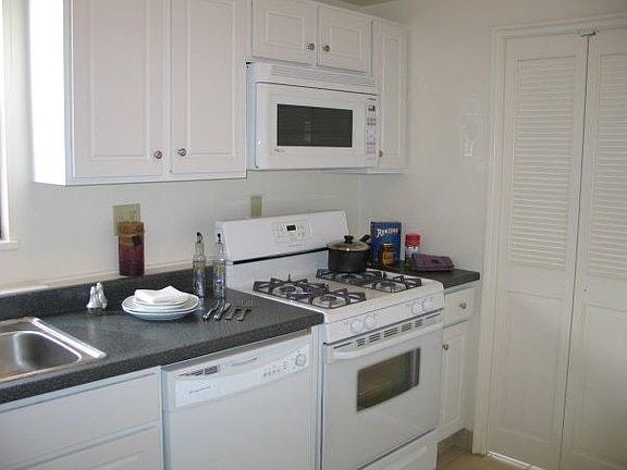 3rd image of 100 Hoyt St #2