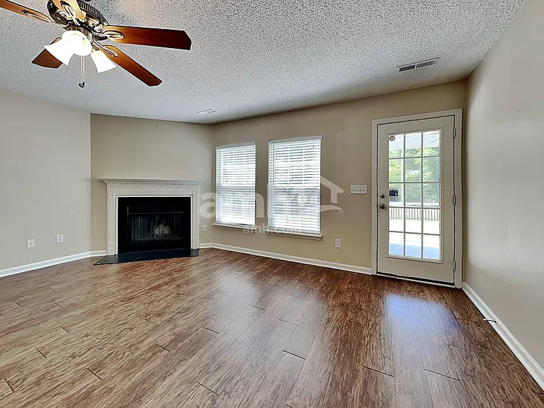 5013 Springdale Dr — Photo 5