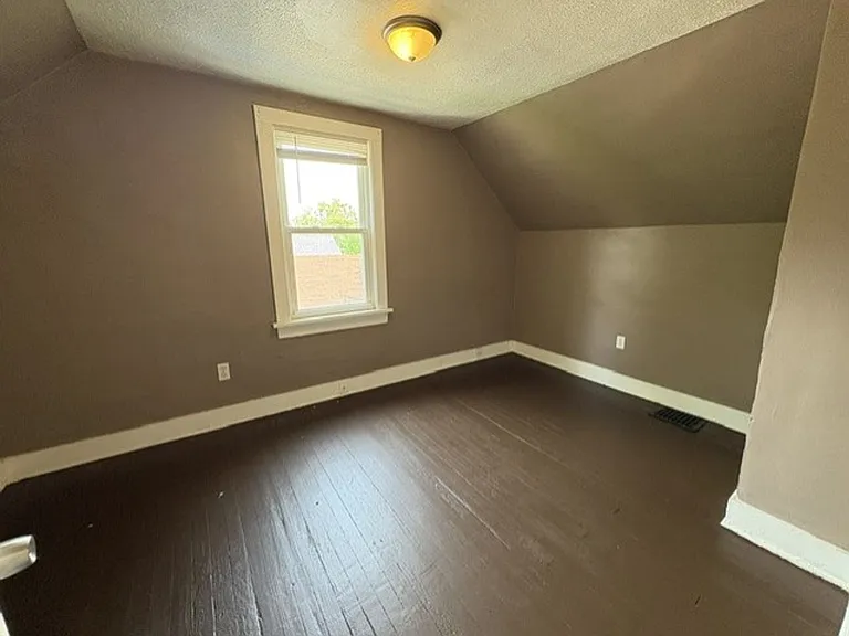 668 Roscoe Ave — Photo 8