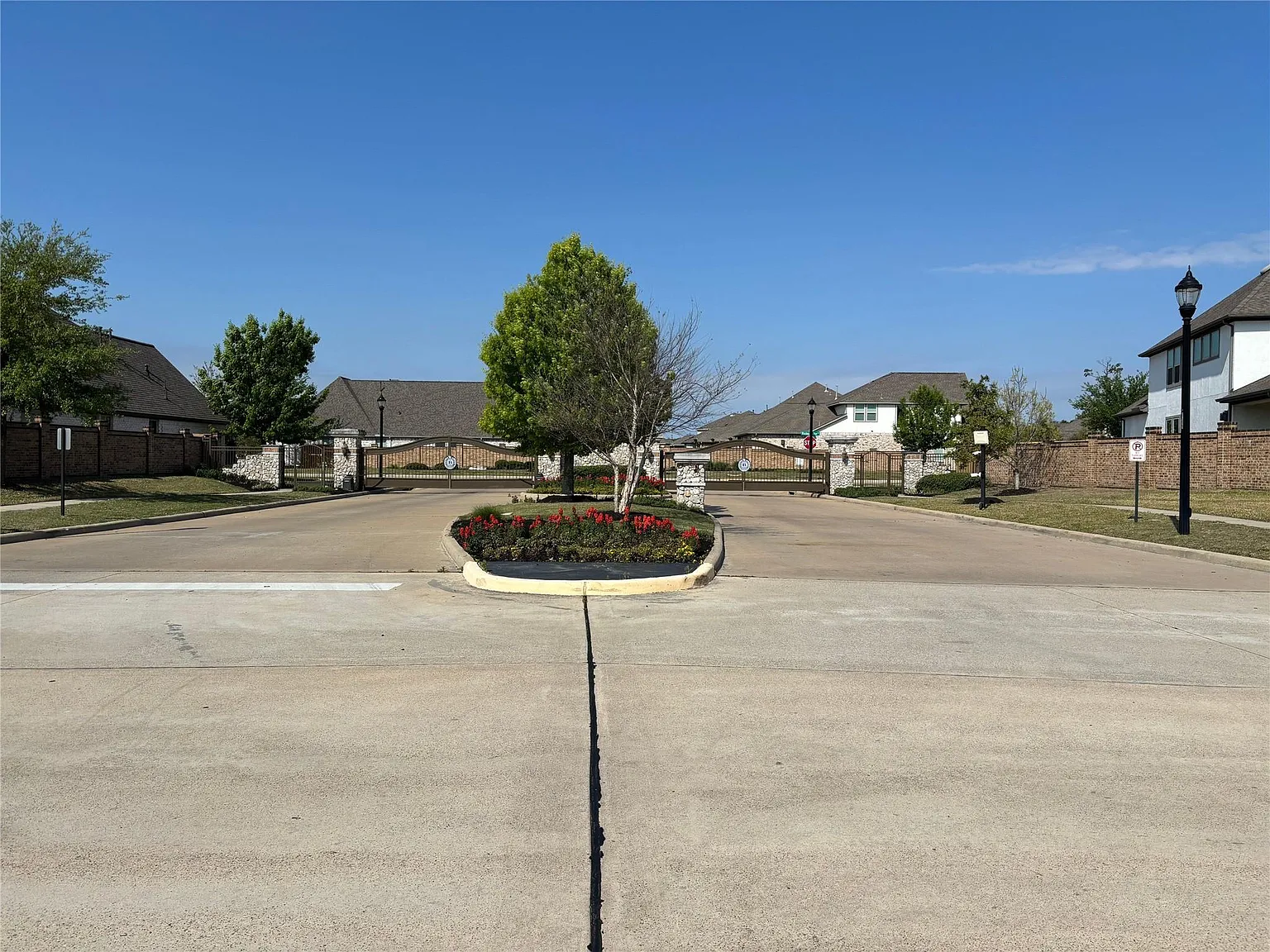 3 bed, 2.0 bath, 2168 sqft, $3,100 — Photo 2
