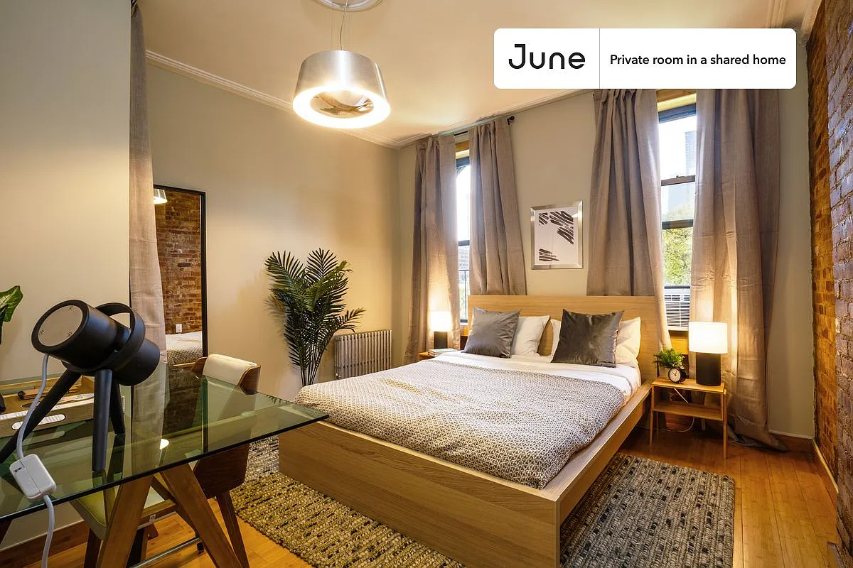 Queen bedroom in 3 bed/1 bath home in Hell's Kitchen #216 C — Photo 1