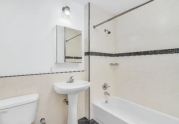 4th image of 12-07 Jackson Ave #7C