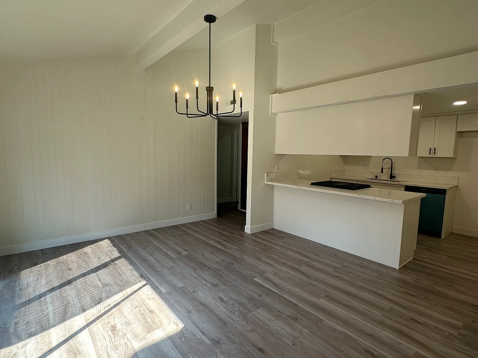 2 bed, 913 sqft, $2,045 — Photo 2