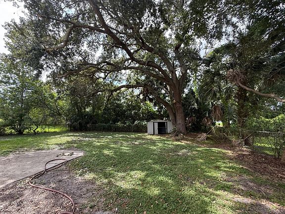 2nd image of 140 Country Club Cir