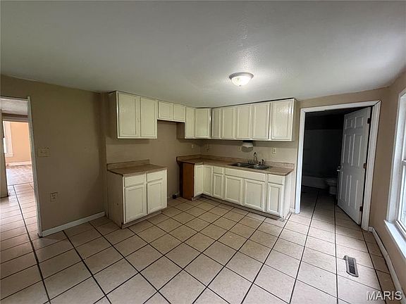 3rd image of 220 N Vine St
