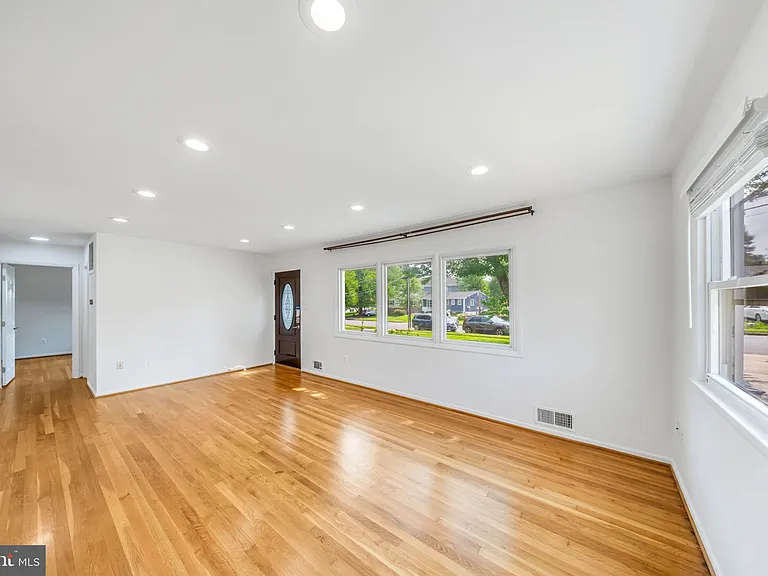 7411 Tillman Dr — Photo 3