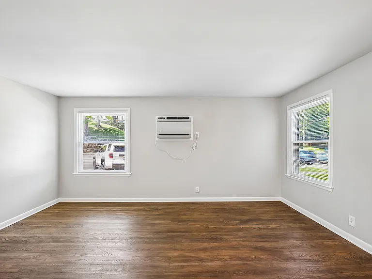 Roberts Park Apartments — Photo 14