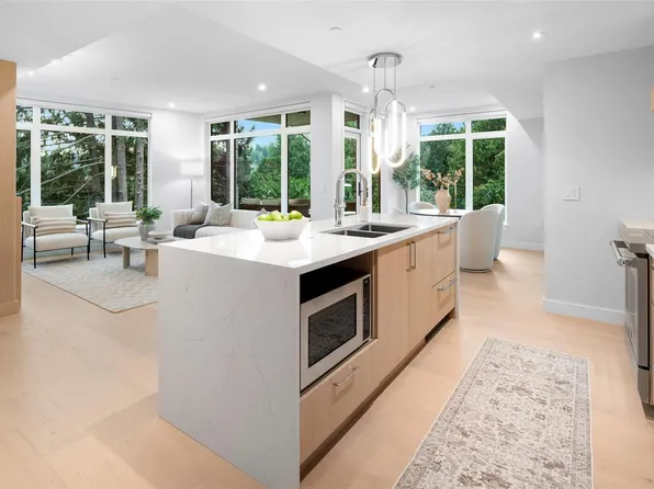 5229 Cordova Bay Rd #203, Saanich, BC V8Y 2L1