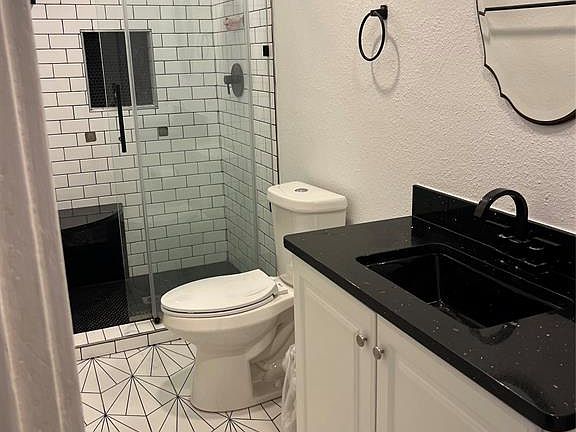 5th image of 903 W 8th St