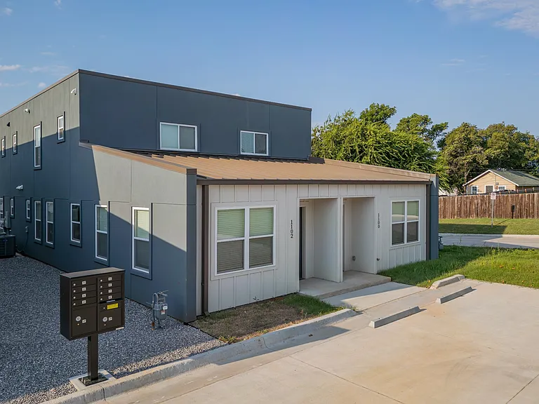 1102 E Hurd St — Photo 18