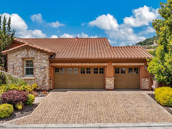 5th image of 819 Bridle Ridge Drive