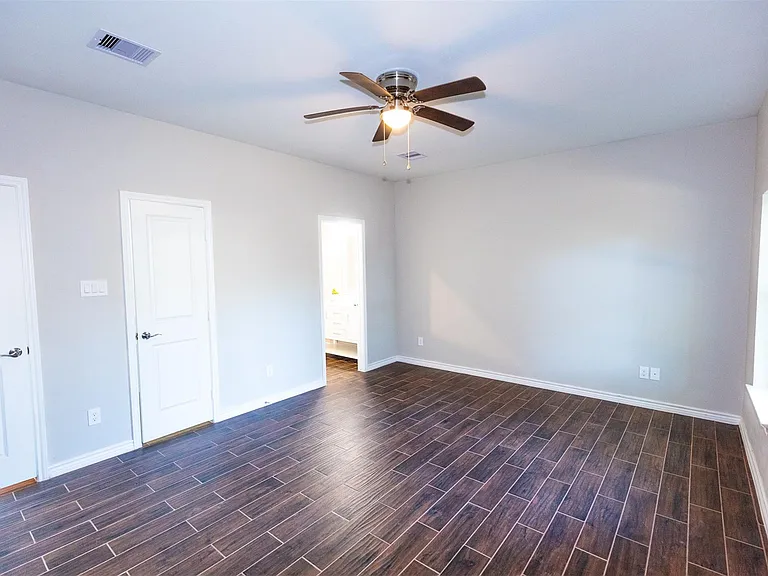 507 E Foley St — Photo 14