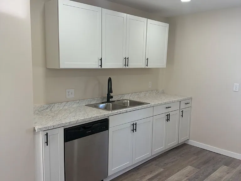 2400 Garfield Ave — Photo 2