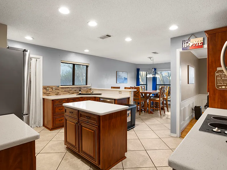 1424 Cobblestone Dr — Photo 9