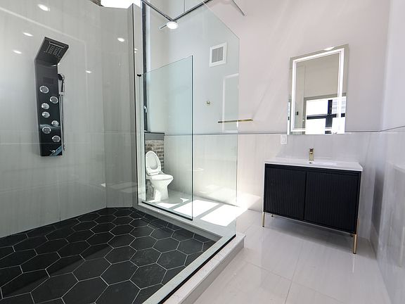 5th image of 1810 E Venango St #507