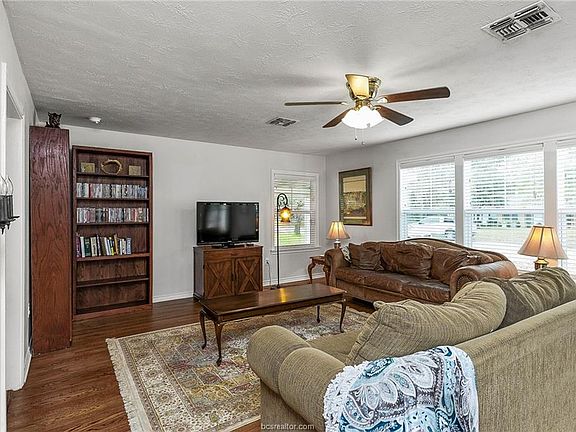 3rd image of 737 Garden Acres Blvd