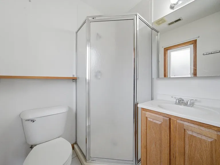 bathroom 2 in master bedroom
