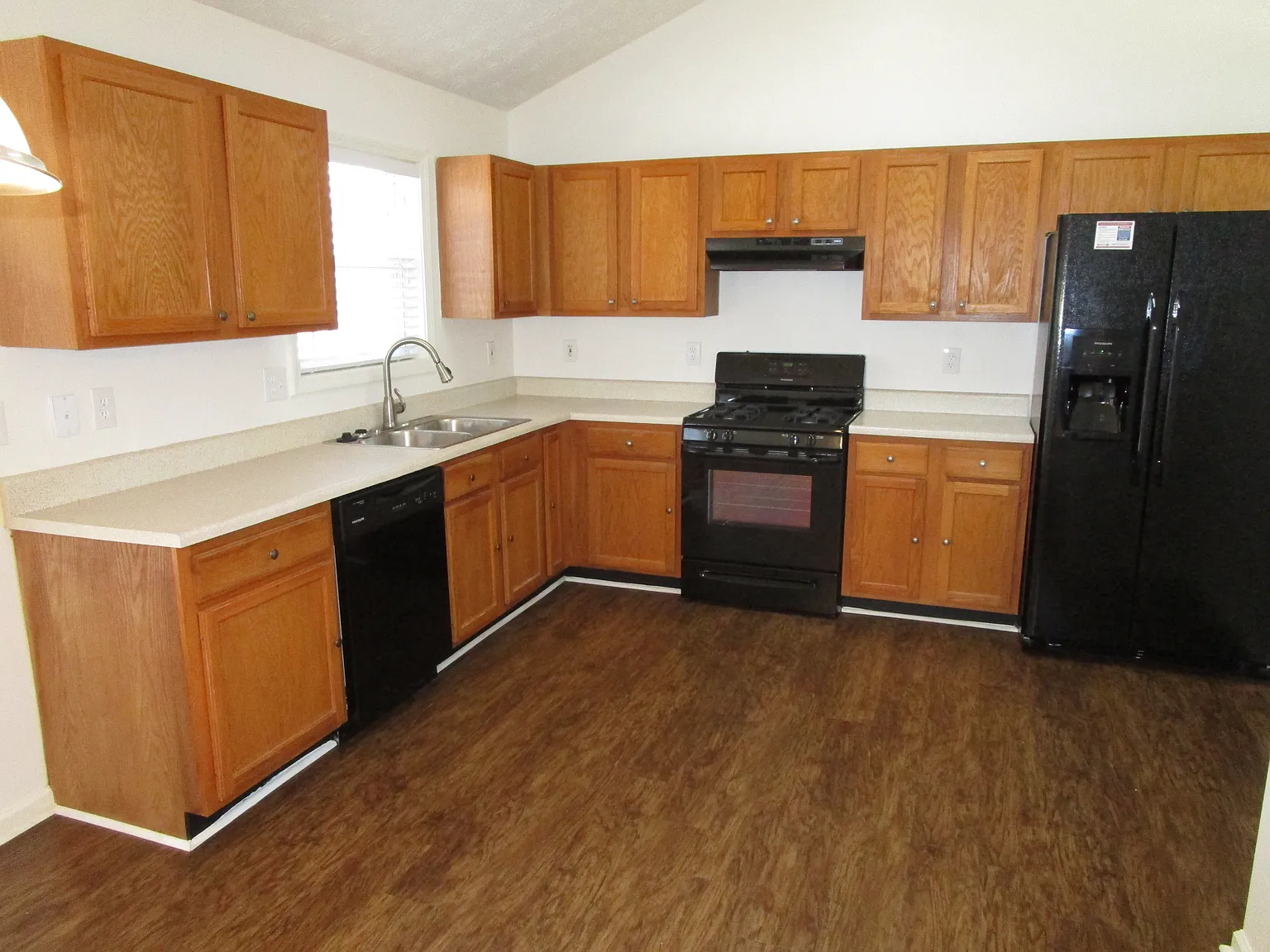 4 bed, 2.0 bath, 1987 sqft, $2,395 — Photo 2