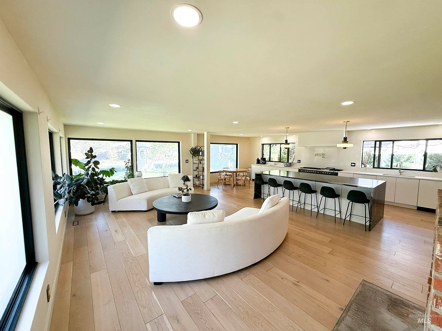 4 bed, 3000 sqft, $6,000 — Photo 4