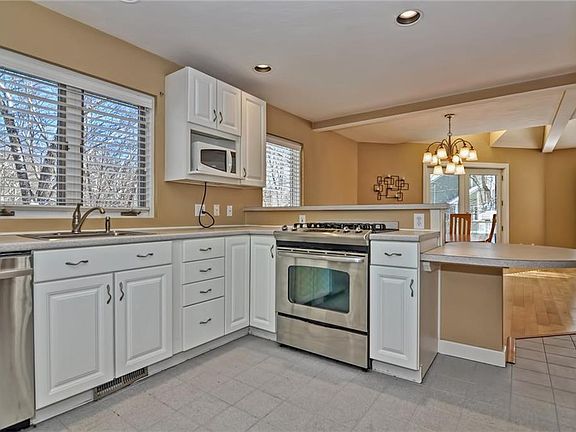 3rd image of 14 Eagle Nest Dr
