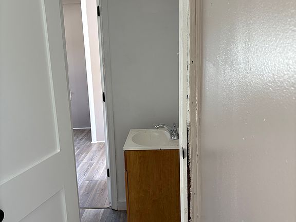 4th image of 840 Miller St