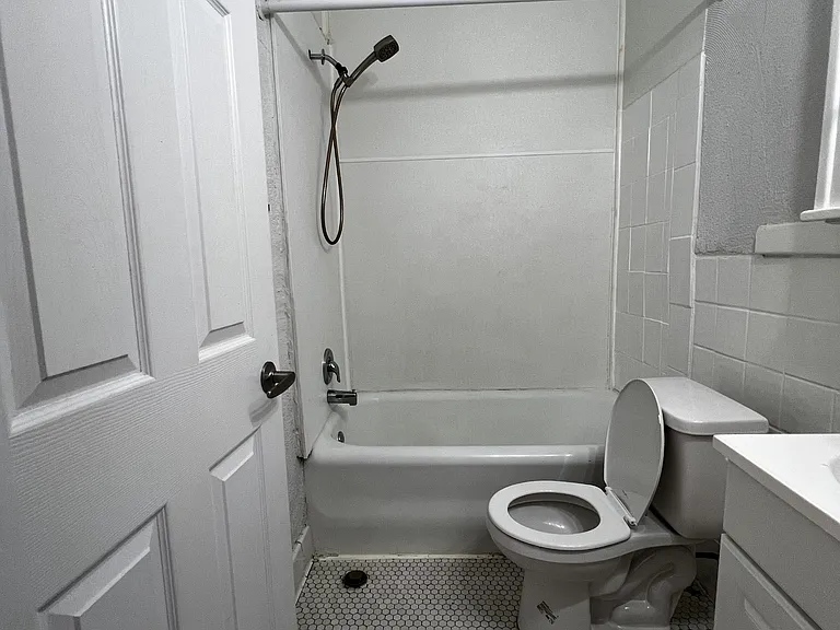 1441 Wyandotte St — Photo 7