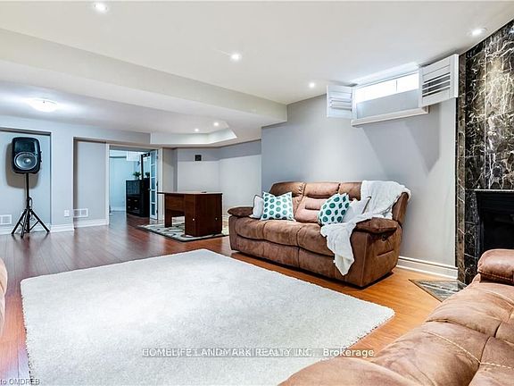 4th image of 2384 Parkglen Ave