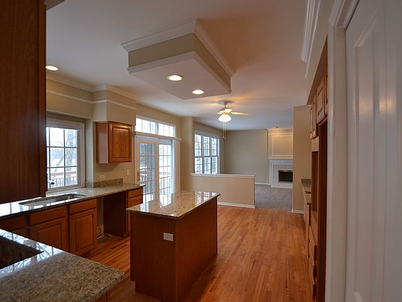 4th image of 1112 Williamsburg Cir