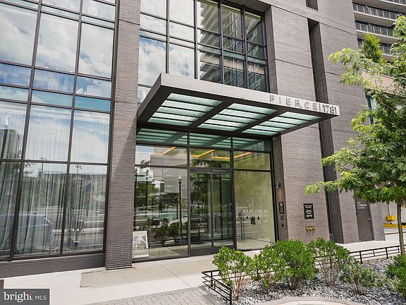 3rd image of 1781 N Pierce St #2601