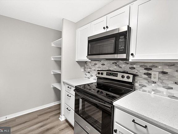 4th image of 492 W Ct