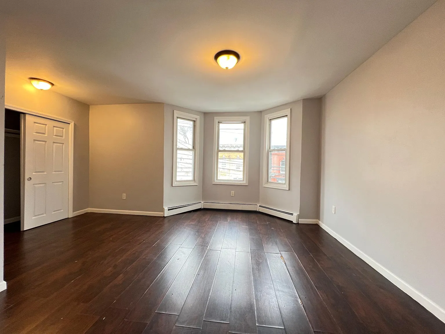 3 bed, 1000 sqft, $2,300 — Photo 2