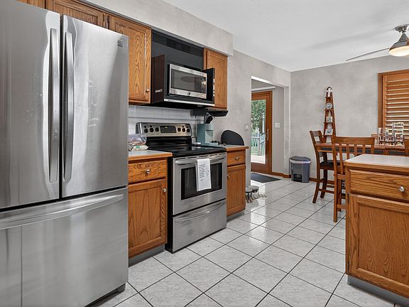 4th image of 1733 Arnold Ave