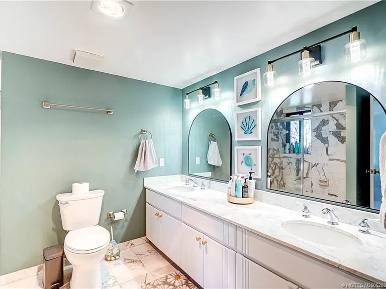 233 NE Edgewater Dr #201 — Photo 37