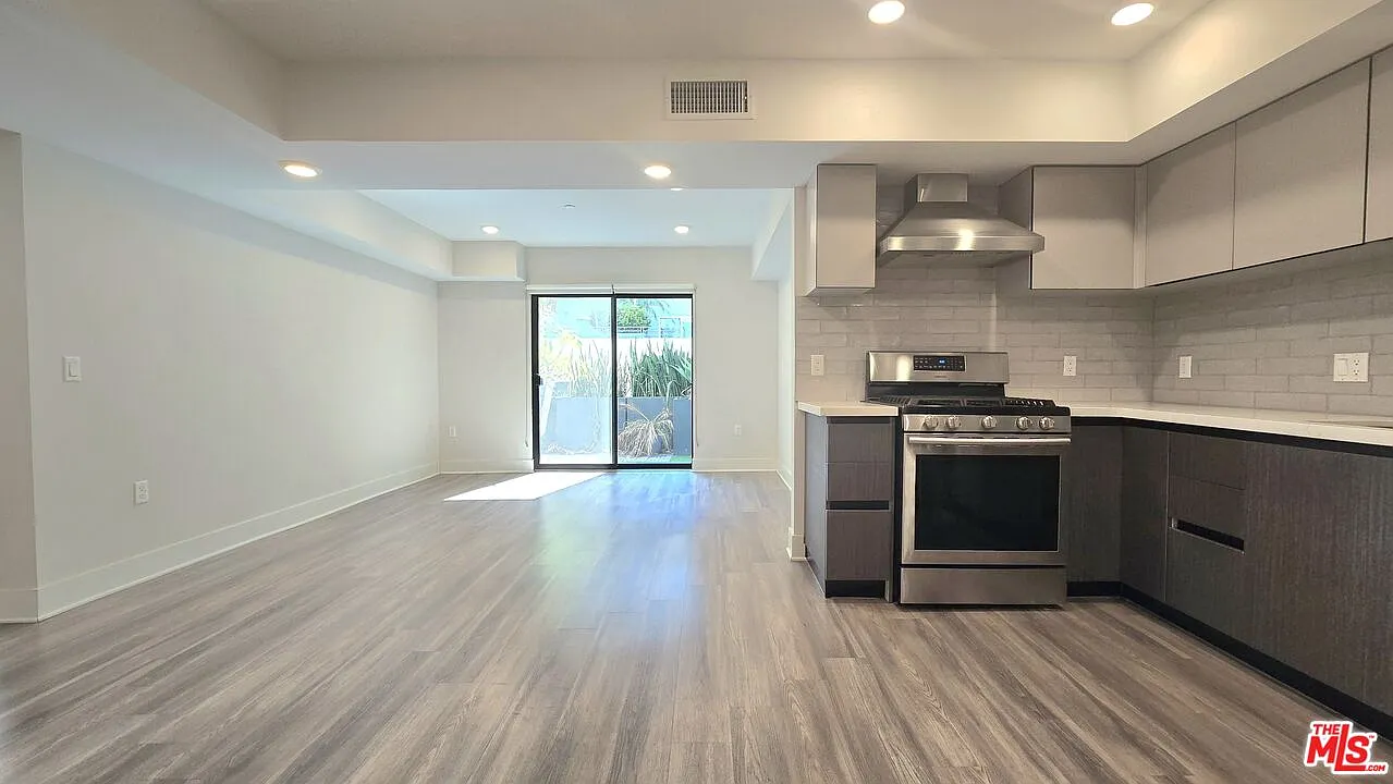 3 bed, 3.0 bath, 1625 sqft, $4,250 — Photo 2