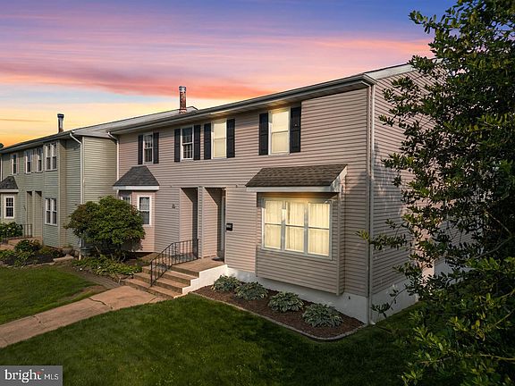 2nd image of 128 E Green Valley Cir