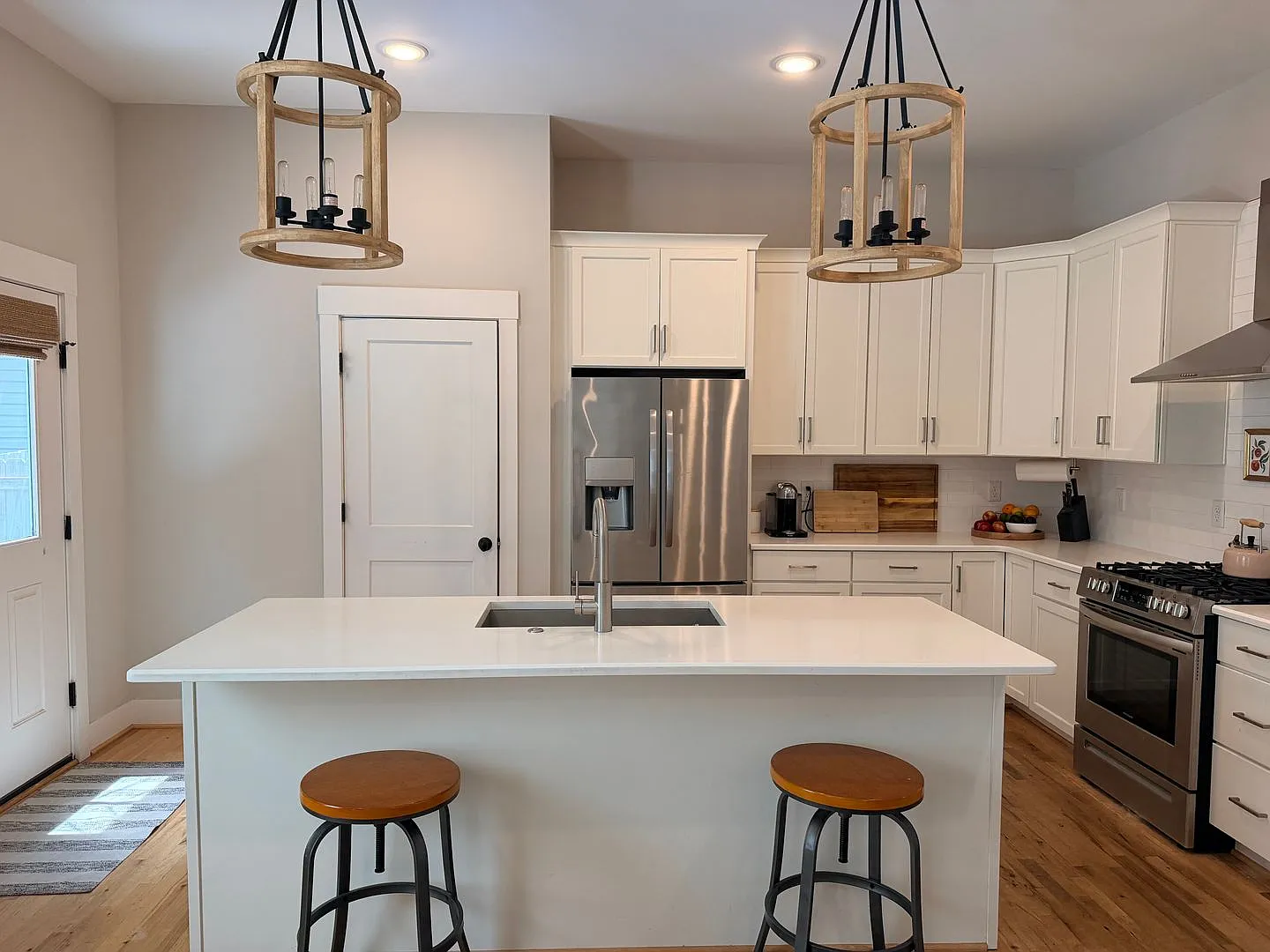 Beautiful Modern 3 Bedroom Church Hill Home — Photo 2