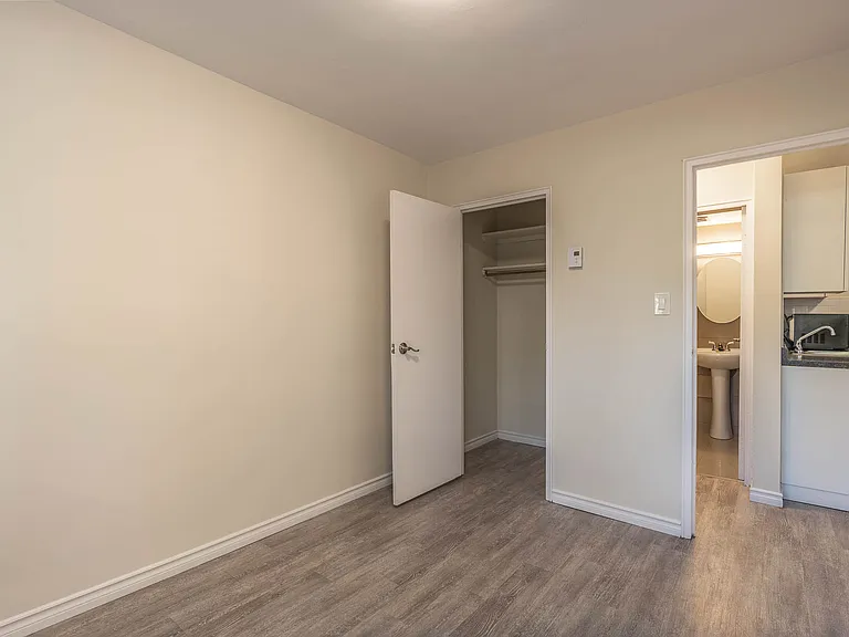 230 Forsyth St N — Photo 8