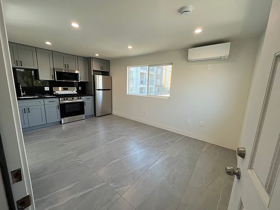 2nd image of 3556 Percy St #5/8