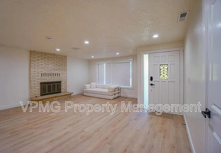 19419 NE 11th St — Photo 10