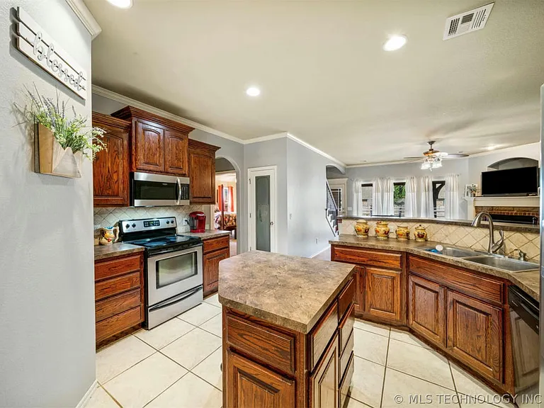 26545 Foxen Dr — Photo 9