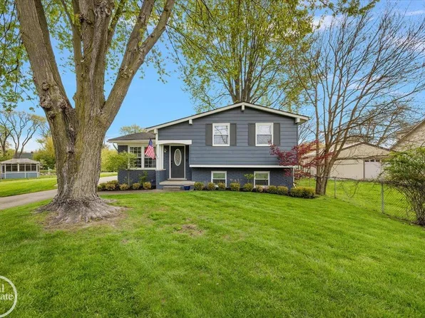 39684 Shoreline Dr, Harrison Township, MI 48045