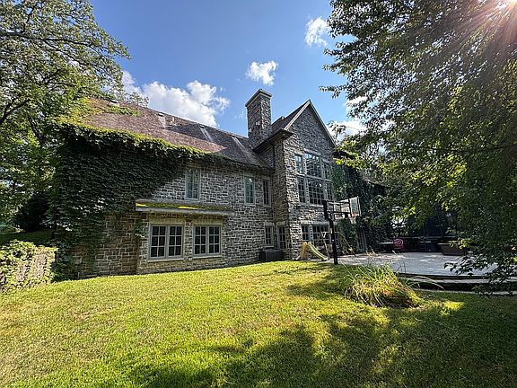 3rd image of 4 Woodland Dr