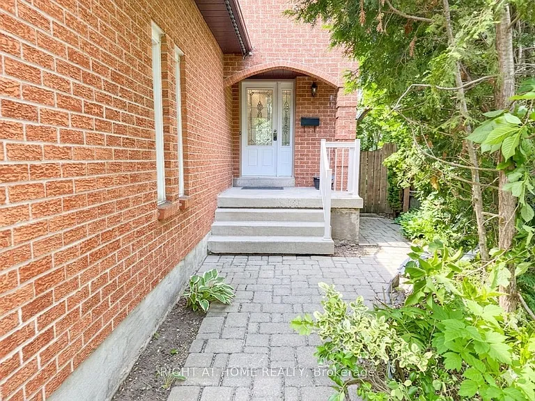 37 Versailles Ct — Photo 2