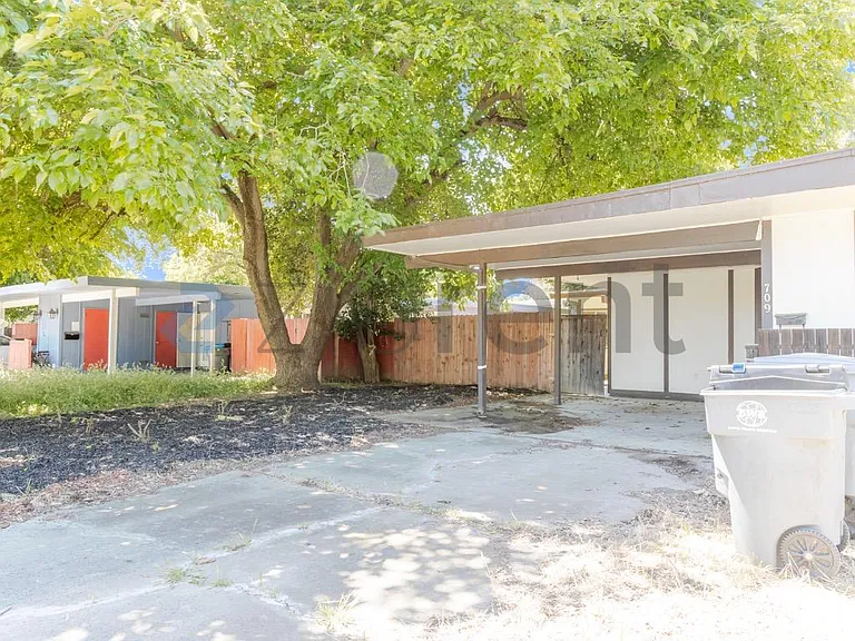 709 Adeline Pl — Photo 2