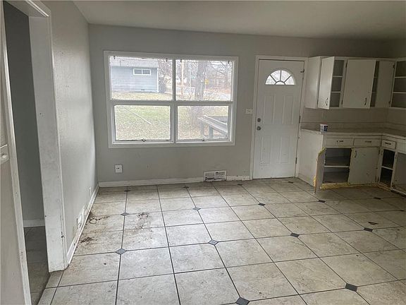 4th image of 11200 Crystal Ave