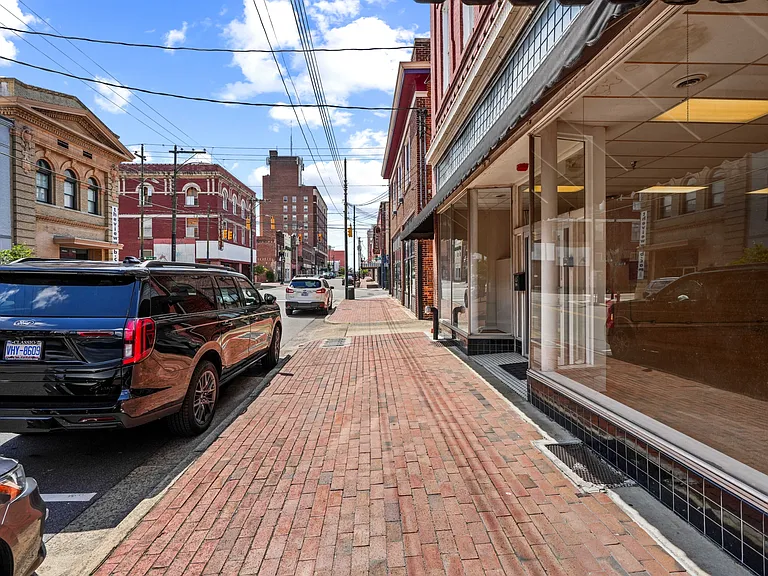 205 E Walnut St — Photo 5